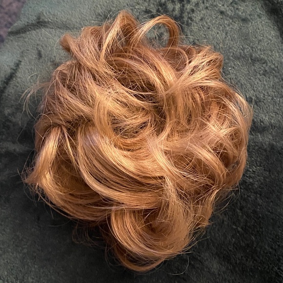 Synthetic messy bun scrunchie- dirty blonde - Picture 3 of 5